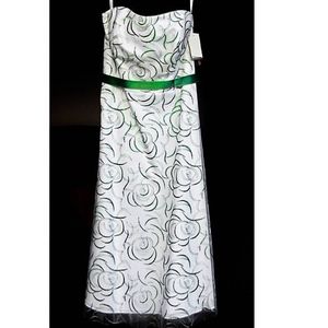 White Dress With Green Rose Threading 6 NWT